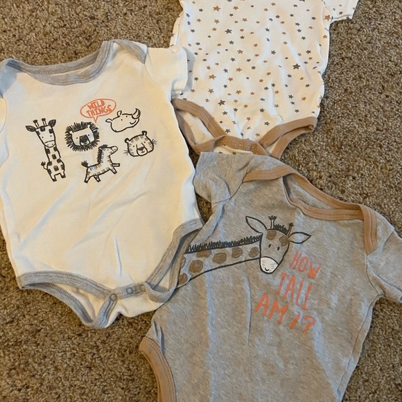 NWOT 👶🏼 Bundle Of 3 Onesies - Picture 2 of 7